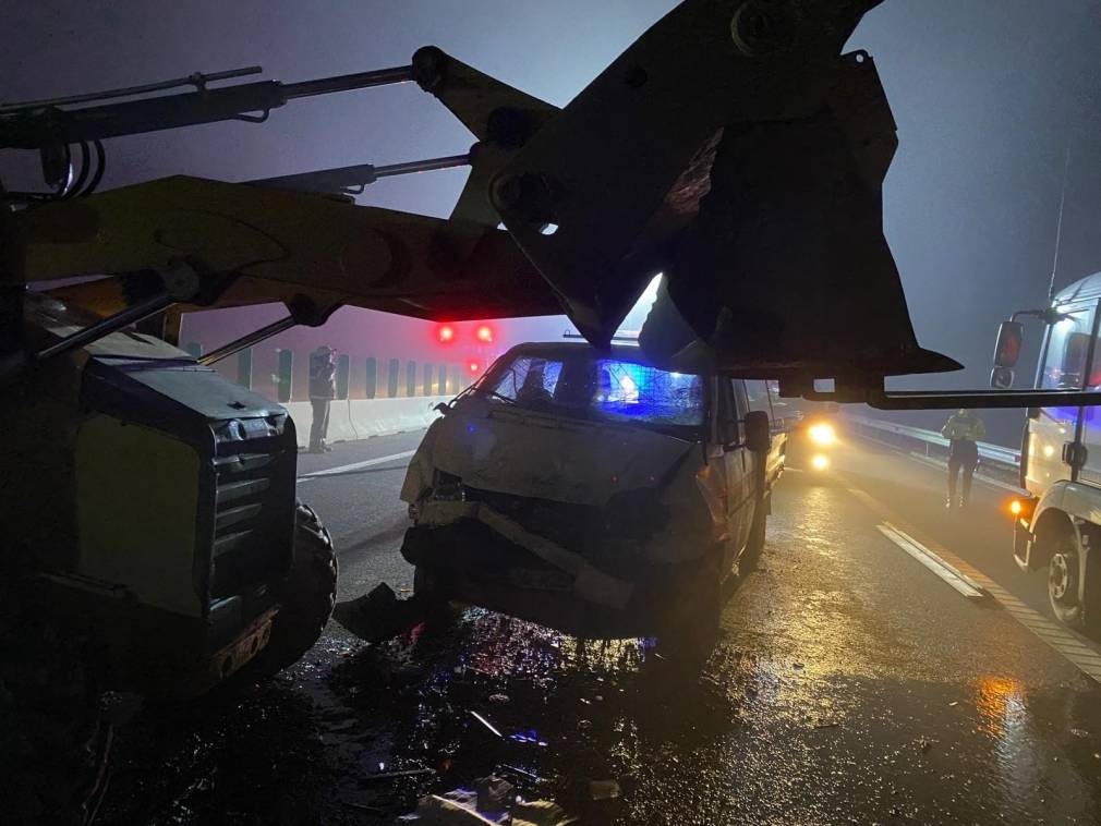 Două utilaje și un autobuz în care se aflau 7 muncitori s-au ciocnit pe o autostradă nedeschisă