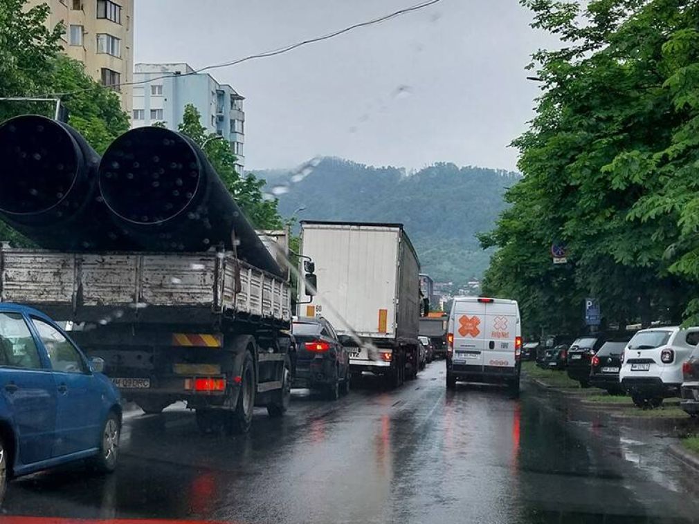 Orașul unde circulația pentru camioane a fost deviată, Ce rute alternative sunt?