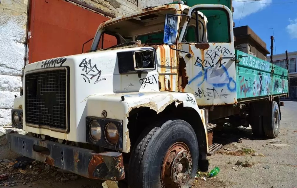 Un CAMION cu dulciuri s-a izbit de un copac
