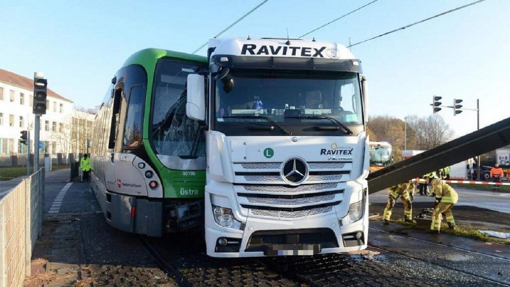 Un camion de la Ravitex, târât de tramvai în Germania