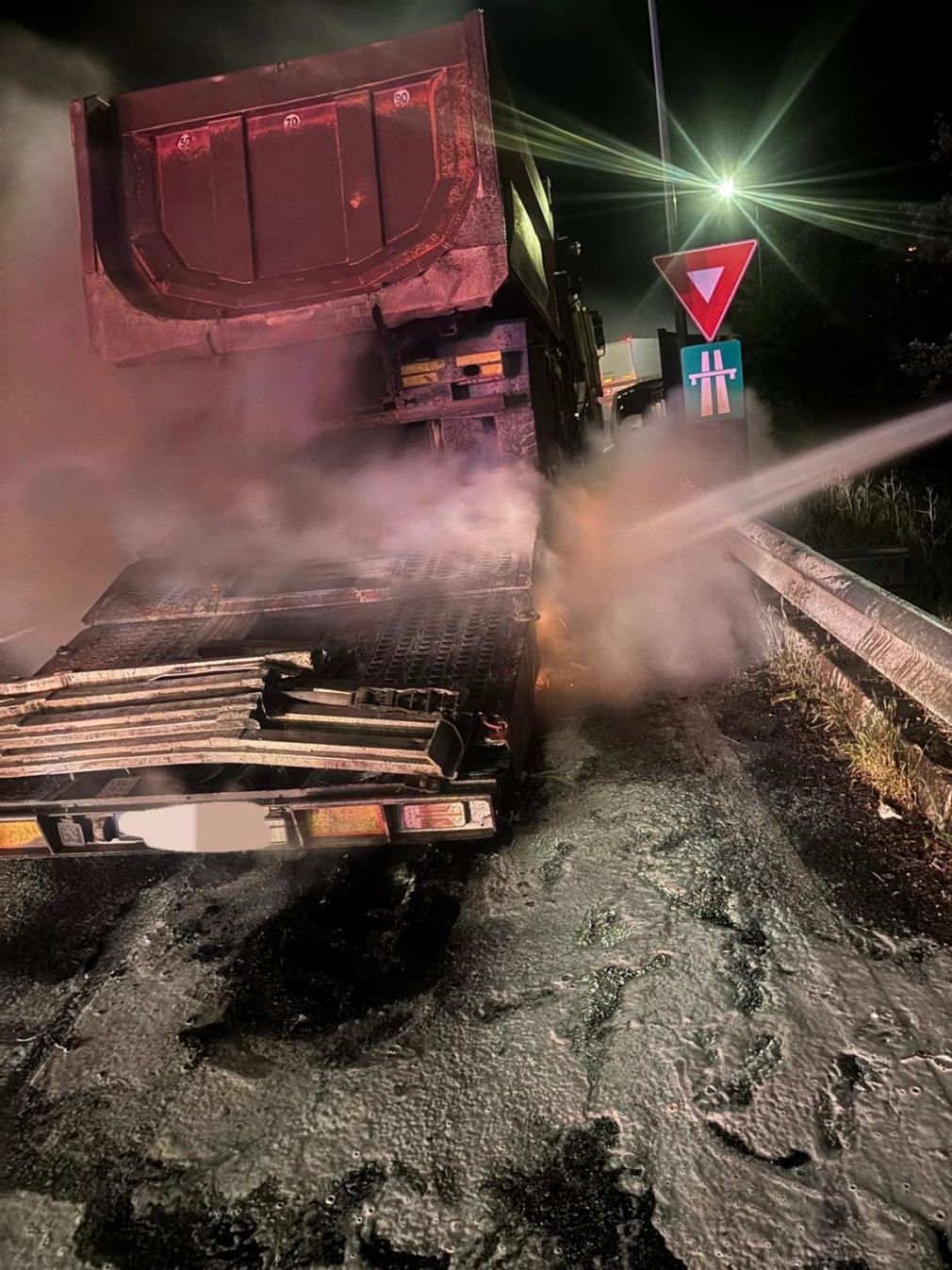Semiremorca unui camion a luat foc. 3 autospeciale, la luptă