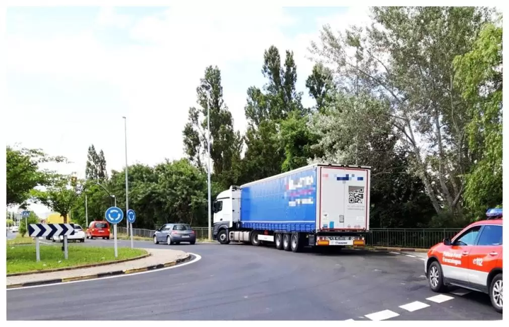 SPANIA. SURPRINZĂTOAREA SCUZĂ A UNUI ȘOFER PROFESIONIST CARE ȘI-A PARCAT CAMIONUL ÎNTR-UN GIRATORIU