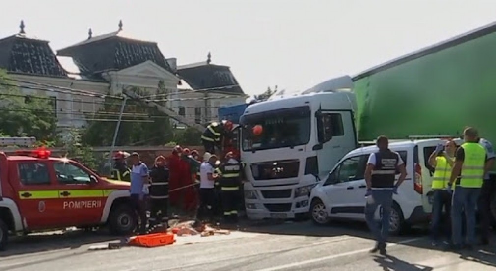 VIDEO. Șofer de camion, zdrobit într-un grav accident, refuză trasfuziile de sânge din motive religioase