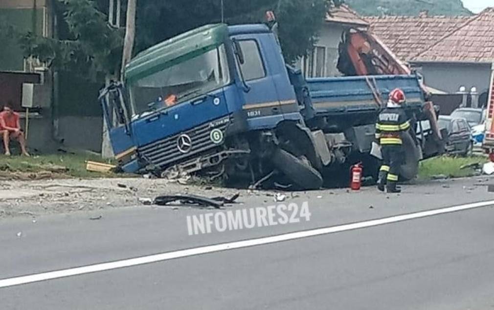 O mașină s-a izbit frontal cu un camion