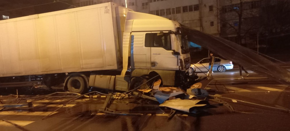Un camion a rupt un refugiu de tramvai la Iași. Șoferul ar fi adormit