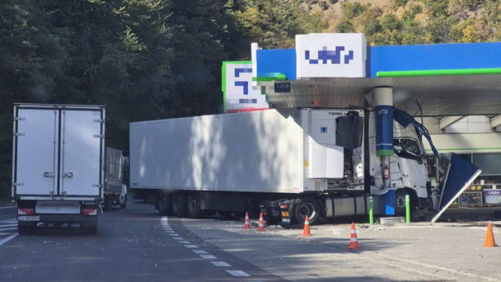 Un camion a lovit pompele de carburant de la o benzinărie de pe Valea Oltului