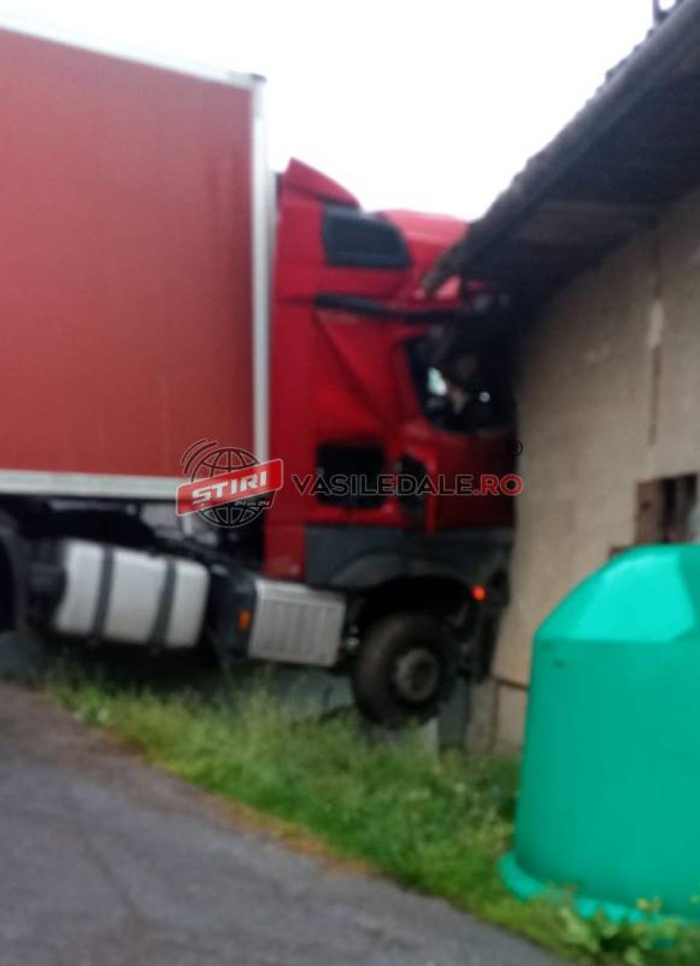 Un camion a intrat într-o casă în Maramureș