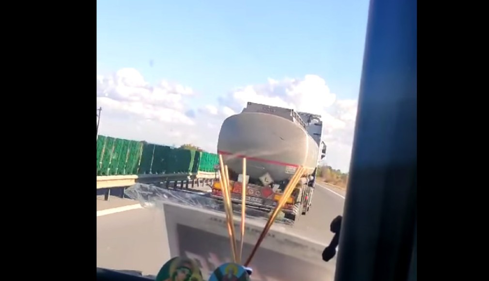 VIDEO. A2. Un șofer ucrainean beat face slalom printre mașini cu un camion cisternă