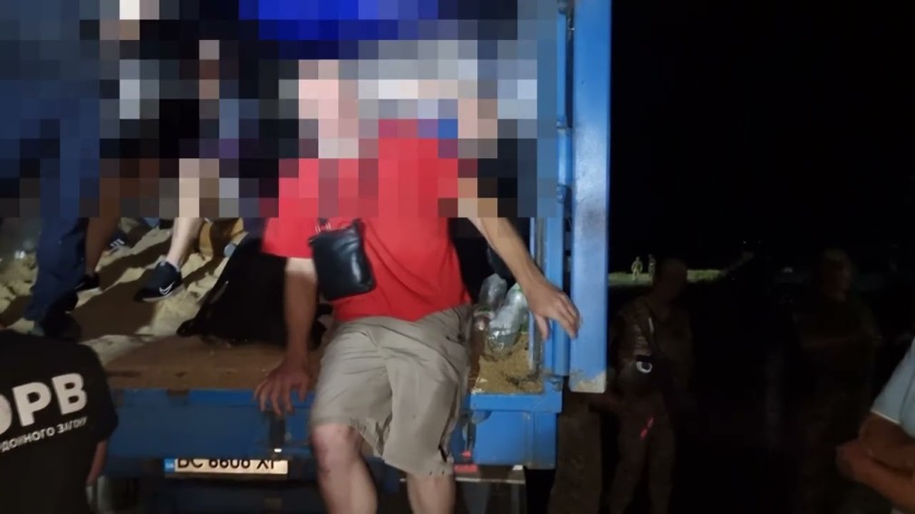 41 de persoane înghesuite într-un camion. Voiau să ajungă în Moldova