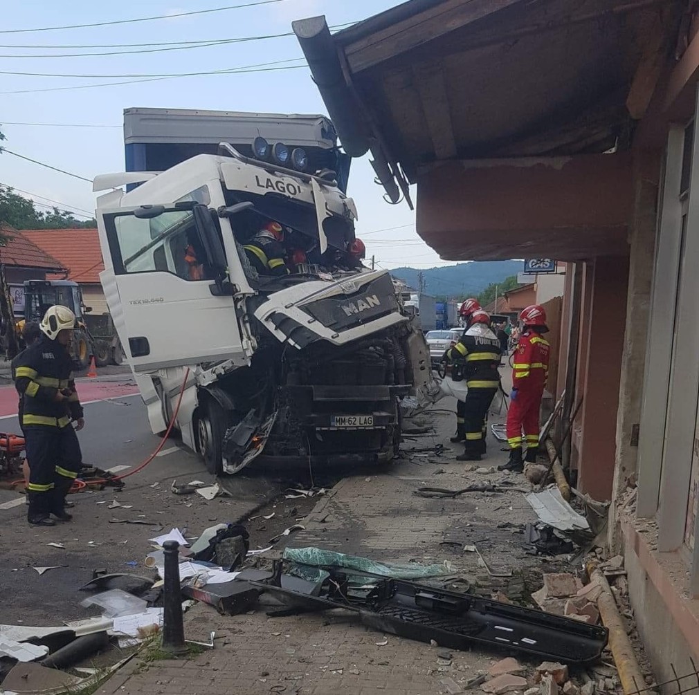 Un șofer a intrat cu un camion în scara unui bloc. A murit