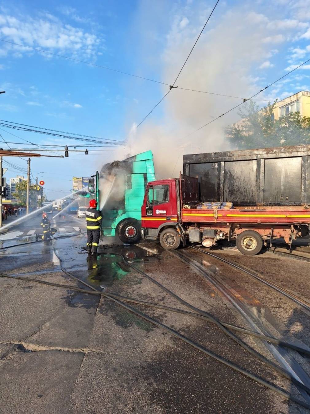 VIDEO Un camion a luat foc la Iași după un accident cu 2 mașini