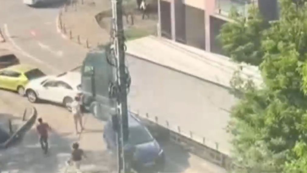 VIDEO Un camion scăpat de sub control a lovit 9 mașini și un autobuz
