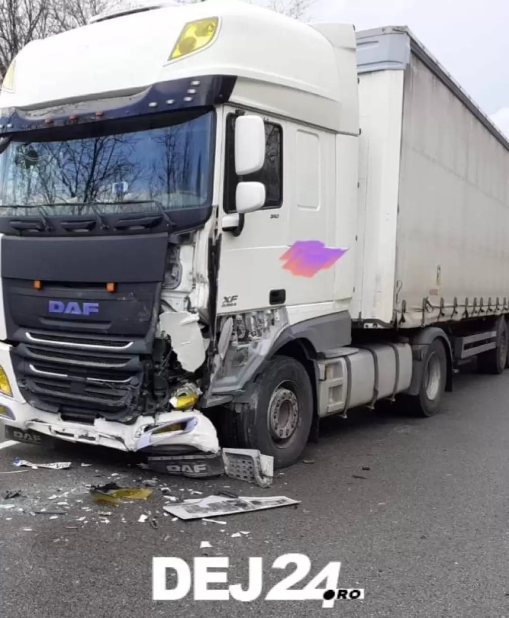 A murit după ce a intrat pe contrasens și a izbit un camion