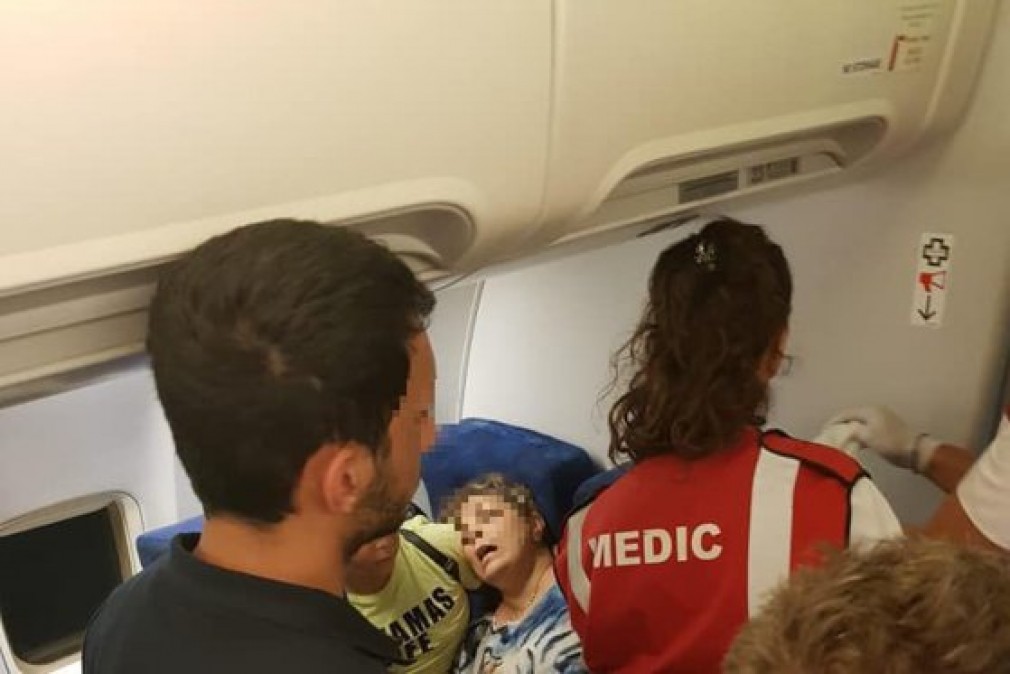 SCANDAL într-un avion TAROM după ce o femeie ar fi scuipat şi jignit o însoţitoare de bord