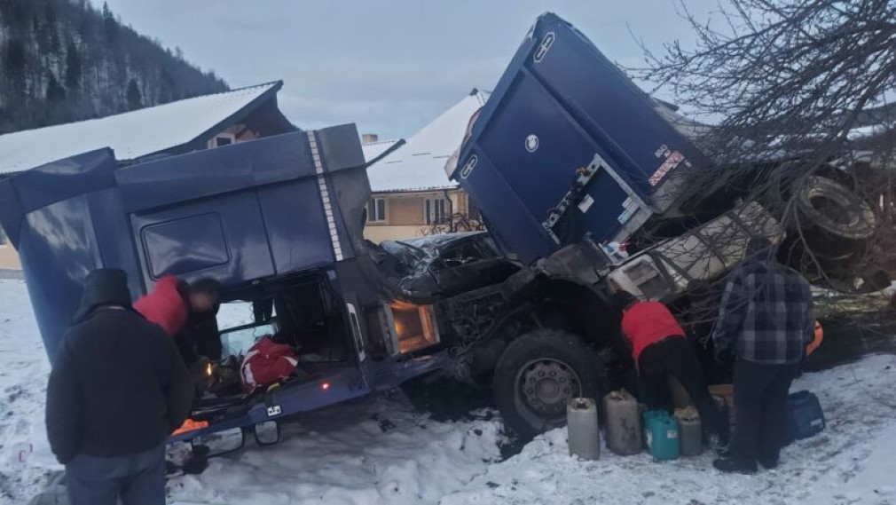 Un camion cu deșeuri s-a răsturnat peste un autoturism