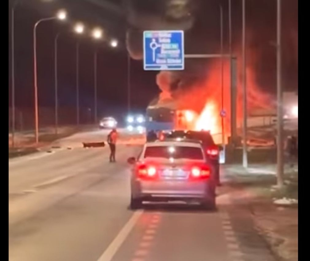 Un autobuz cu gaz a luat foc după ce o mașină a intrat în el. Un șofer a murit