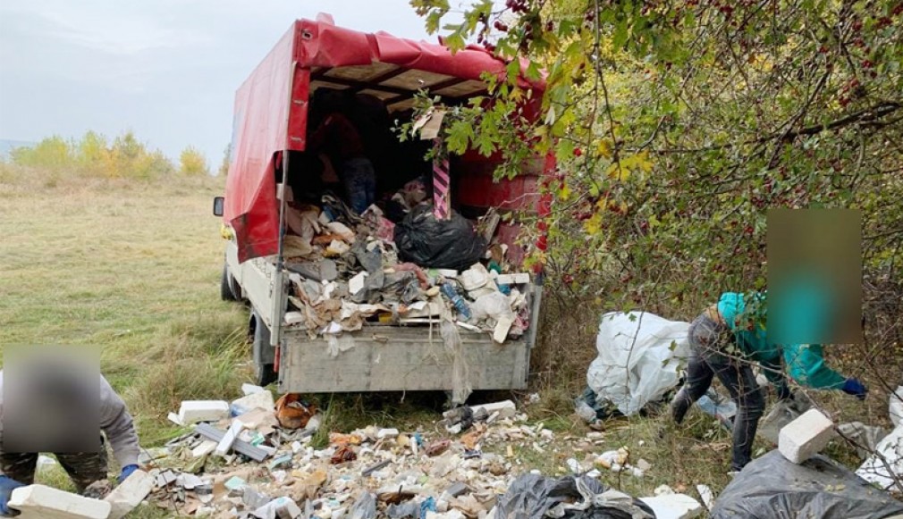 VIDEO. Camion cu gunoi, descărcat pe malul Bistriței