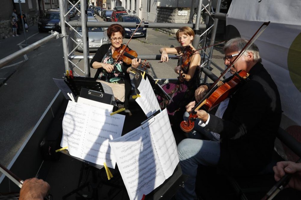 VIDEO Orchestra din Budapesta a cântat pe străzi dintr-un camion
