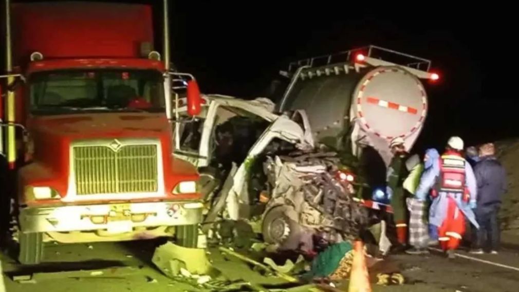 VIDEO 14 morți după ce un camion a lovit un microbuz