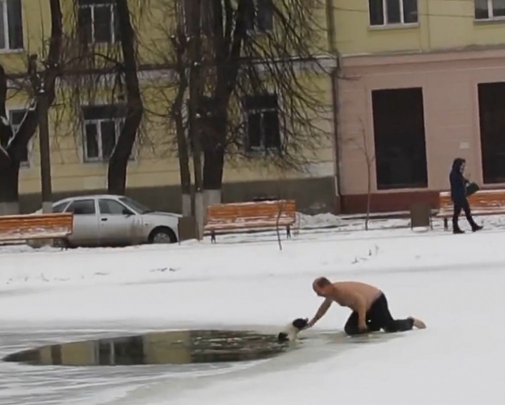 VIRAL. Un om se dezbracă și salvează un câine căzut într-un lac înghețat