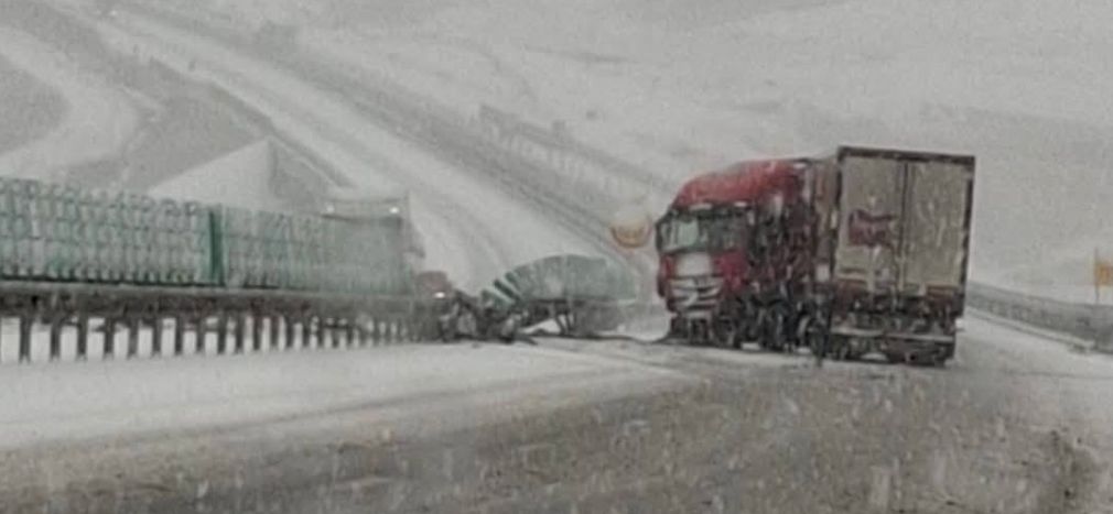 Un camion blochează o bandă de circulație pe Autostrada Transilvania