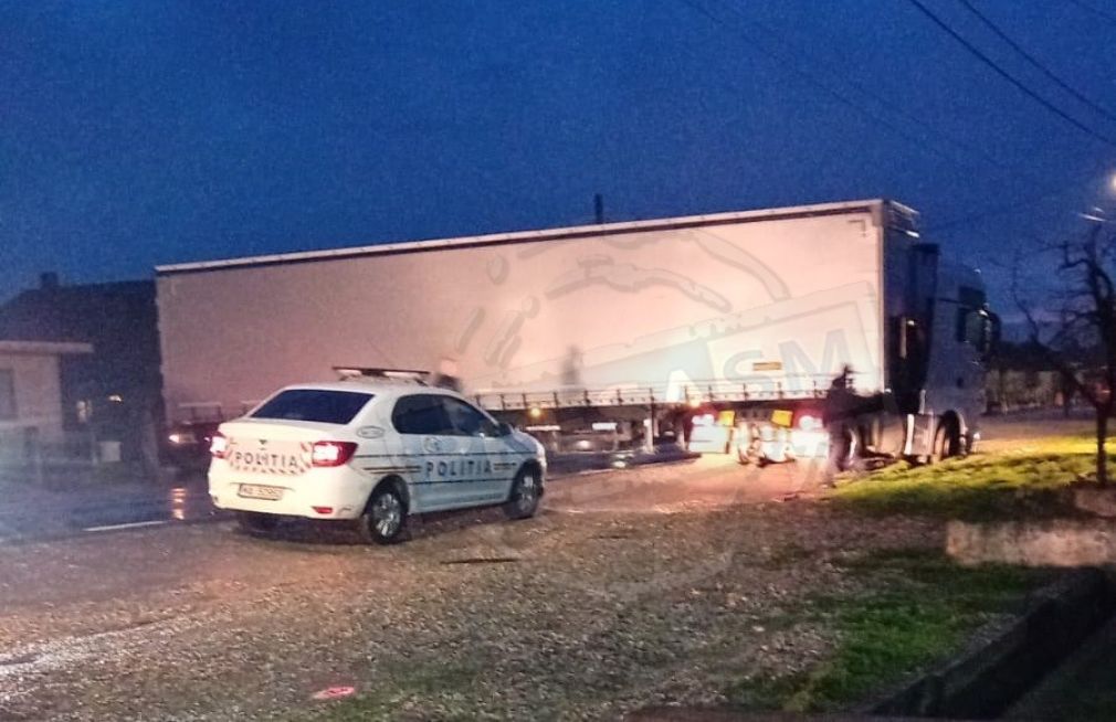 Un camion care s-a împotmolit a blocat tot traficul