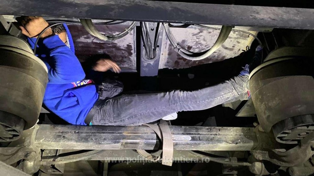 Sirieni depistați ascunși pe osia unui camion. Voiau să intre ilegal în țară