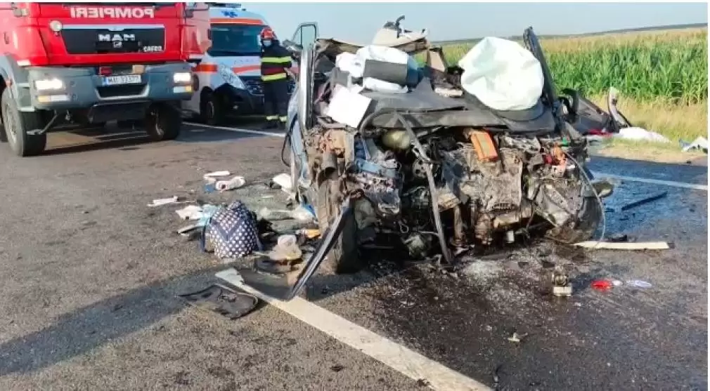 VIDEO Trei persoane decedate după ciocnirea frontală cu un camion