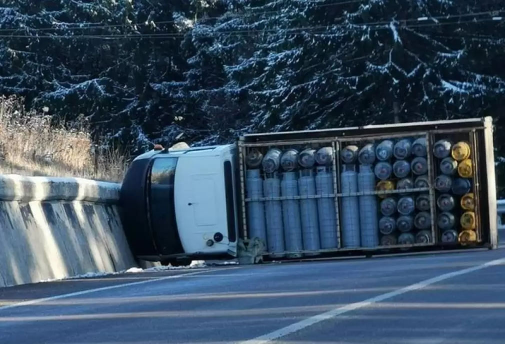 Un camion cu butelii s-a răsturnat la Suceava