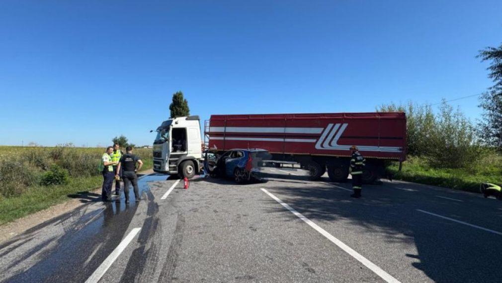 3 răniți după impactul violent cu un camion