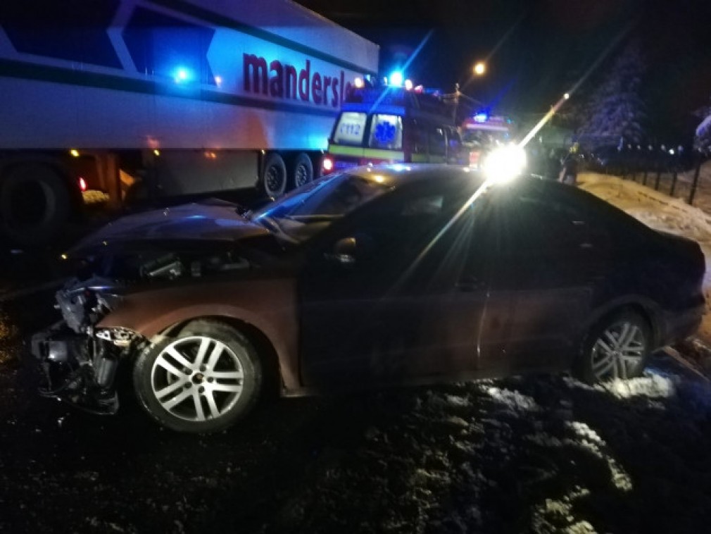 Un camion a lovit din spate un autoturism. 4 persoane la spital