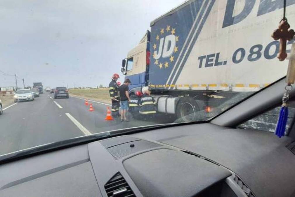 Rezervorul unui camion, spart după un accident cu 2 autoturisme