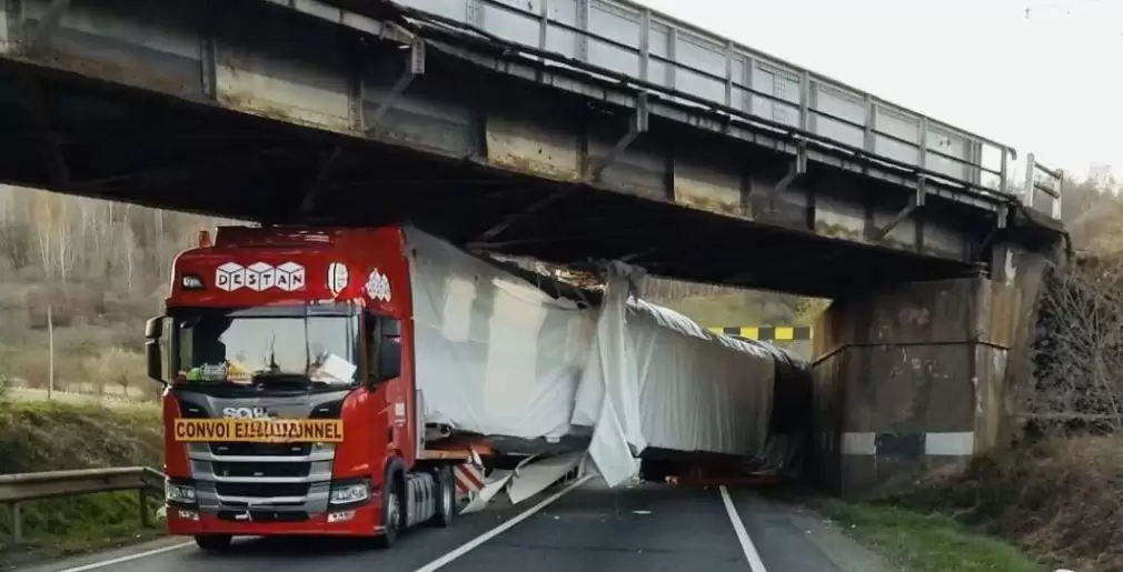 DN6 este blocat. Un camion agabaritic a rămas blocat