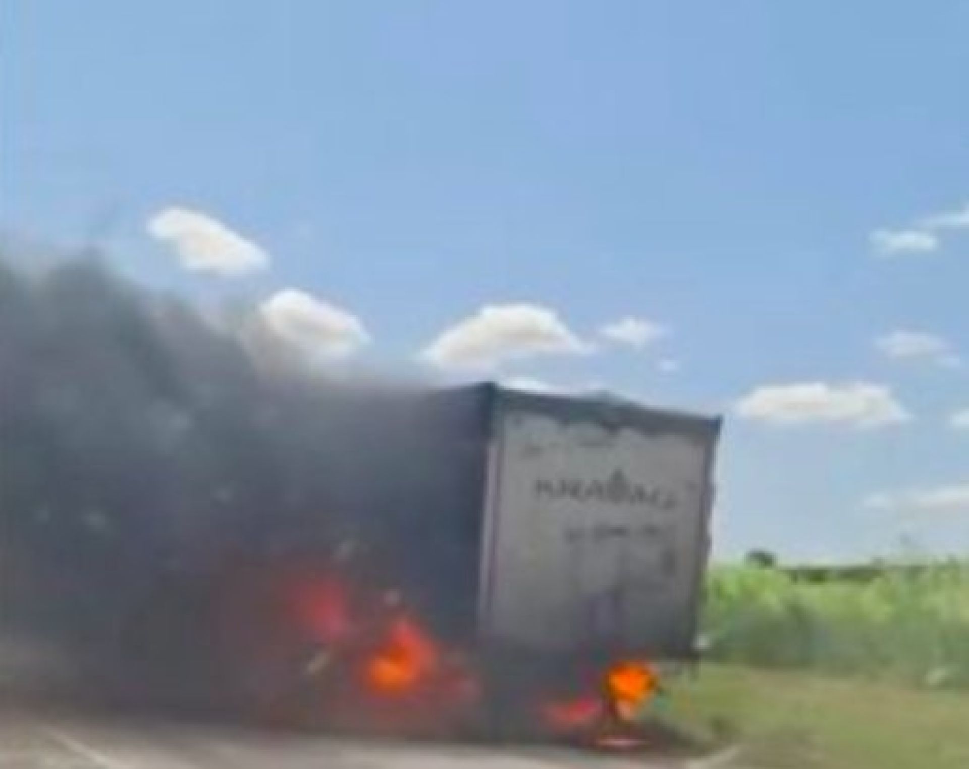 VIDEO Un camion cu nutreț a luat foc
