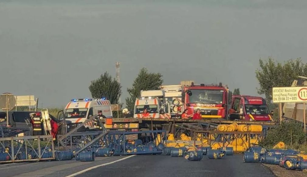 Șase răniți după ce un autoturism s-a ciocnit cu un camion. Nu a dat prioritate