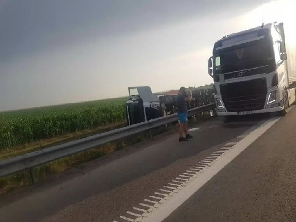 Accident cu trei mașini și un CAMION pe autostradă