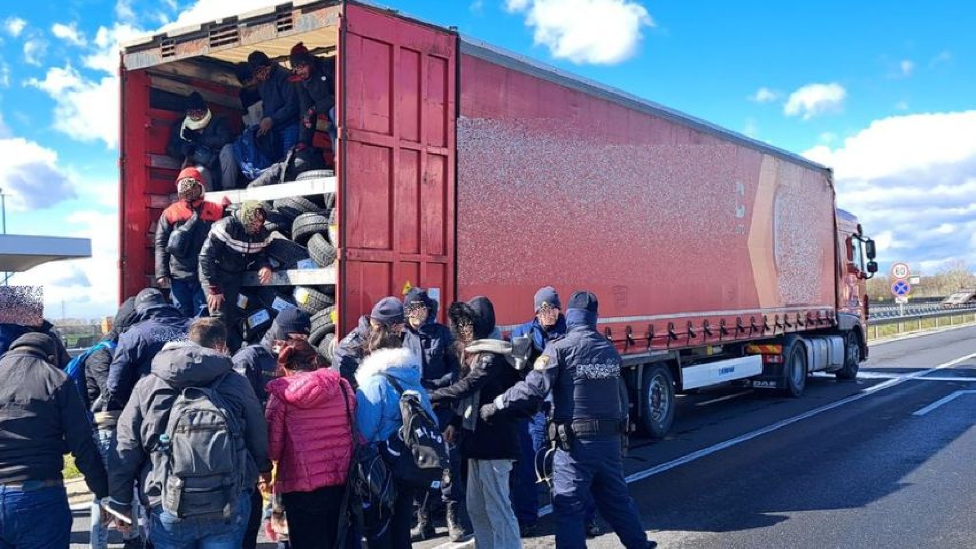 Șofer român de camion prins cu 54 de migranți în Ungaria