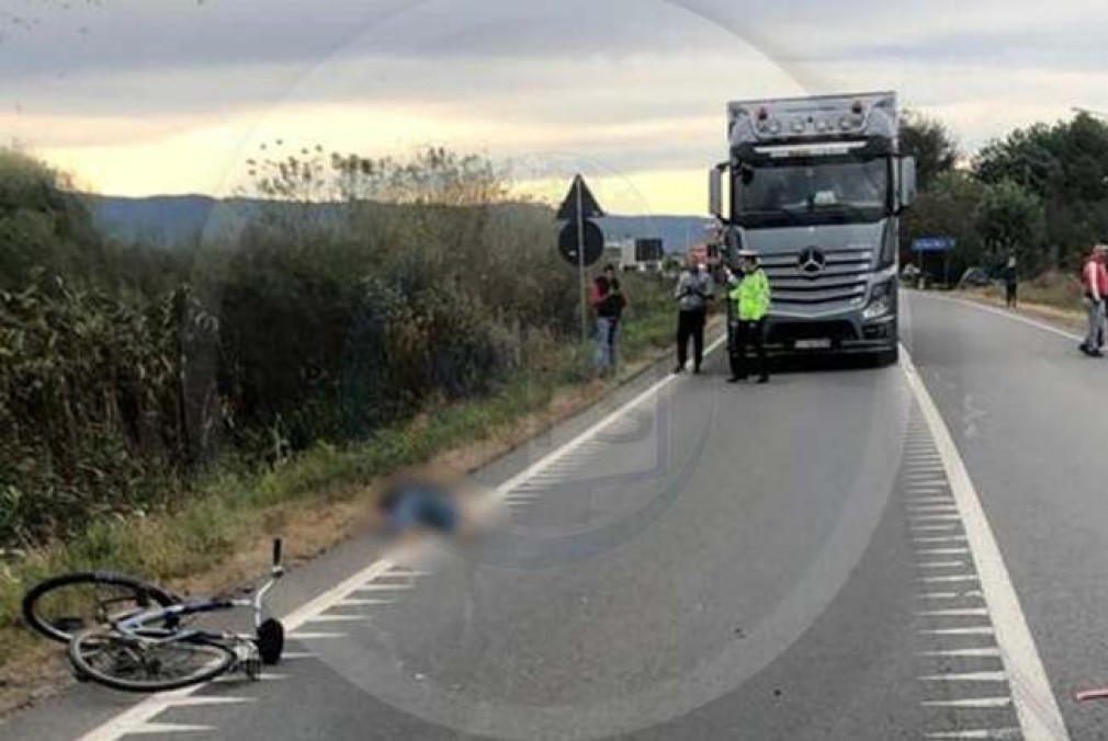 Un biciclist a murit după ce a fost lovit de camion