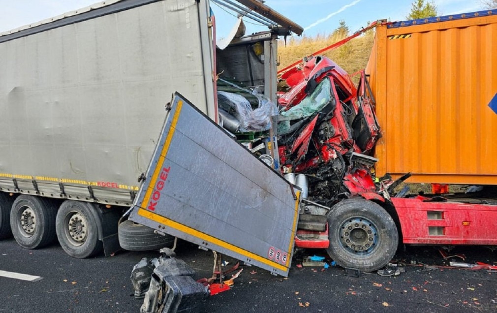 VIDEO. Germania. Șofer profesionist român, pe moarte după ce intrat în camionul din fața lui