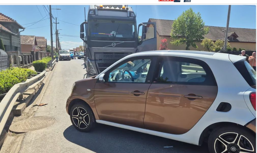 VIDEO O persoană rănită după un impact între o mașină și un camion