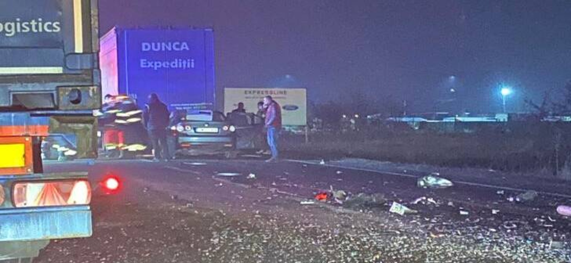 O mașină s-a înfipt sub un camion lângă Timișoara