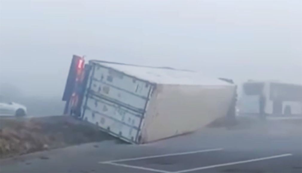 Un camion s-a răsturnat în condiții de ceață