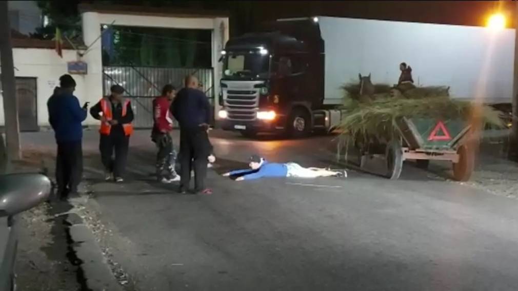 VIDEO. Camion blocat în trafic de un infractor care voia înapoi în pușcărie