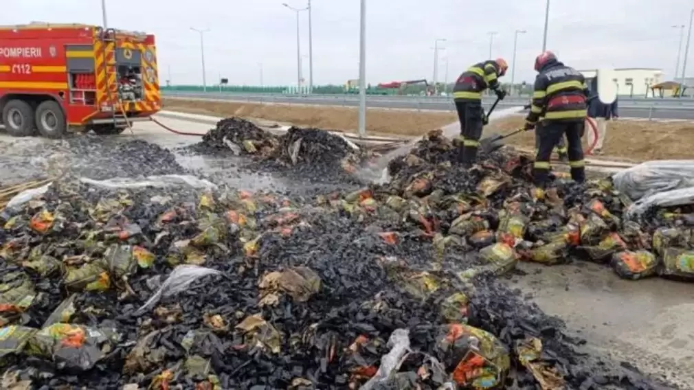 VIDEo Un camion cu cărbune a luat foc. Toată marfa a „dispărut”