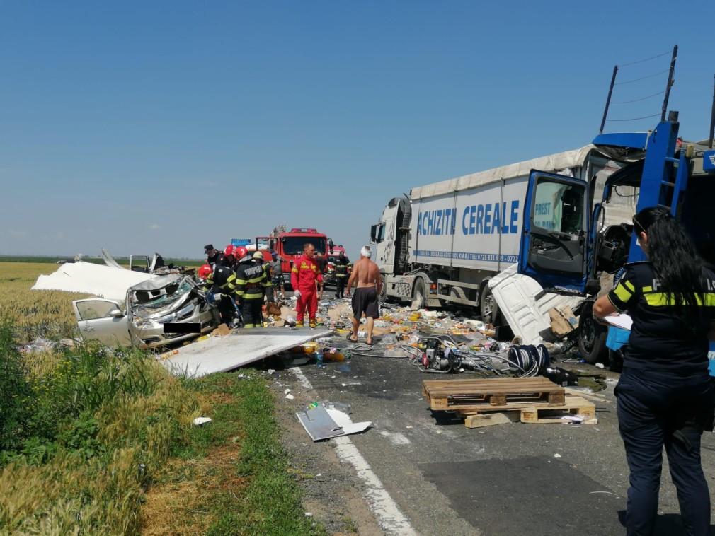 ALERTĂ Sunt 4 răniți după ce 2 camioane s-au ciocnit la Brăila