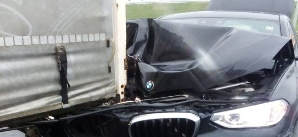 Un BMW s-a înfipt în spatele unui camion pe autostradă
