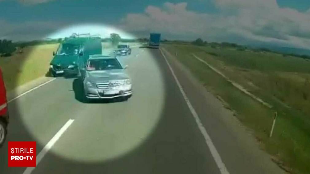 Spulberați de camion după ce o dubă le-ar fi împins mașina pe contrasens