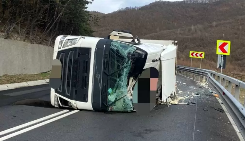 Un camion s-a răsturnat în județul Sibiu