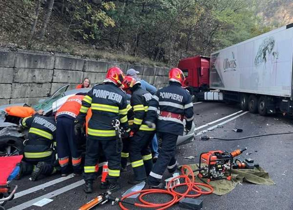 Impact violent între un camion și un autoturism