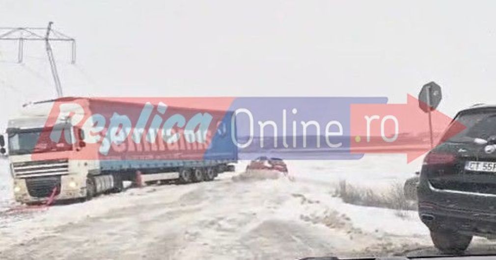 Un camion care a derapat a blocat un drum